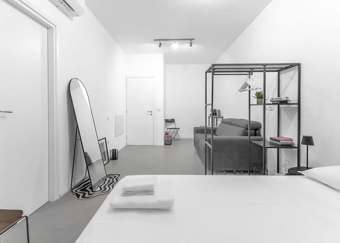 12 -near Train Station -15 Min Rho Fiera-duomo-malpensa Milan