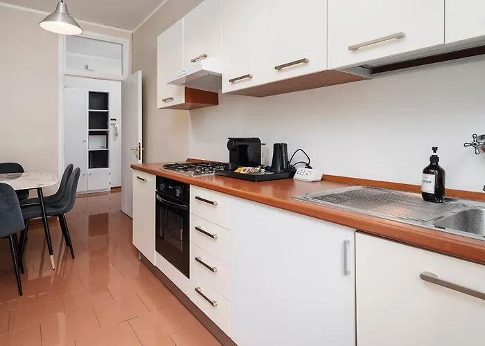 Apartment Stylish Two-bedroom Near Fiera Exhibition Area Just Minutes From Wagner Metro Station Red Line M1