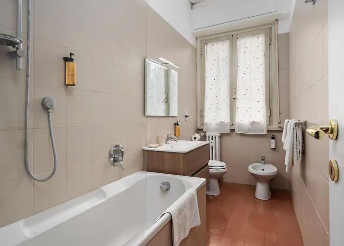 Stylish Two-bedroom Near Fiera Exhibition Area Just Minutes From Wagner Metro Station Red Line M1 Apartment *