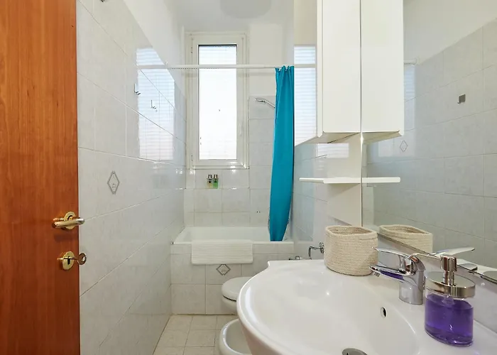 Family Friendly & Spacious W Balcony Metro Lejlighed *