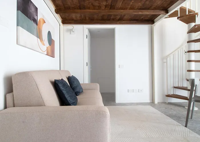 The Vertical House - Elegant Refuge On Two Floors *