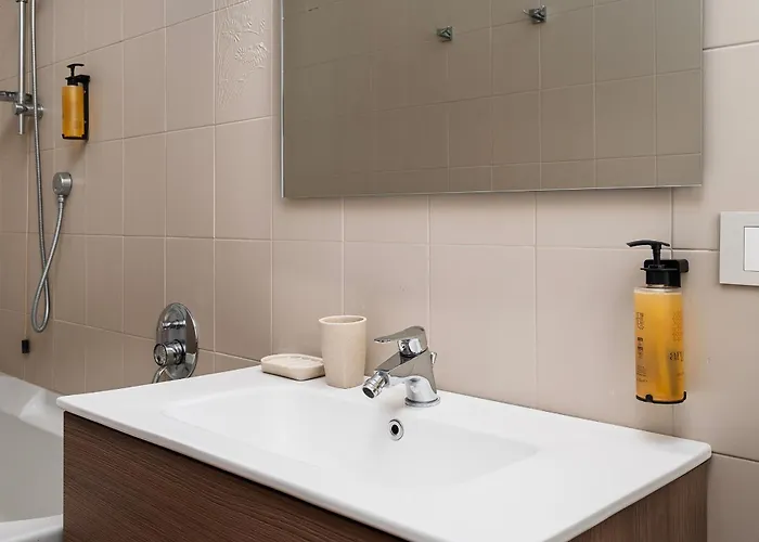 Apartment Stylish Two-bedroom Near Fiera Exhibition Area Just Minutes From Wagner Metro Station Red Line M1