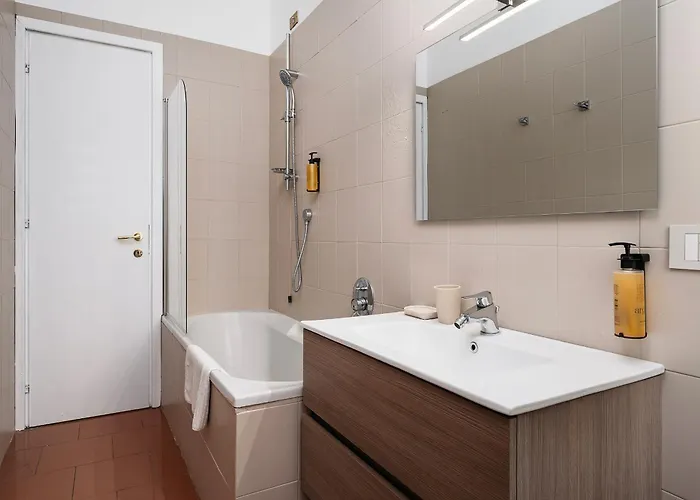 Stylish Two-bedroom Near Fiera Exhibition Area Just Minutes From Wagner Metro Station Red Line M1 *