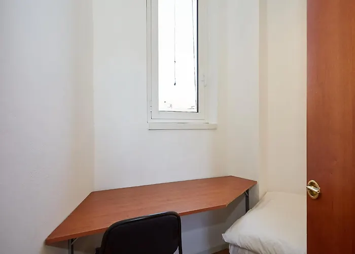 Family Friendly & Spacious W Balcony Metro Lejlighed *