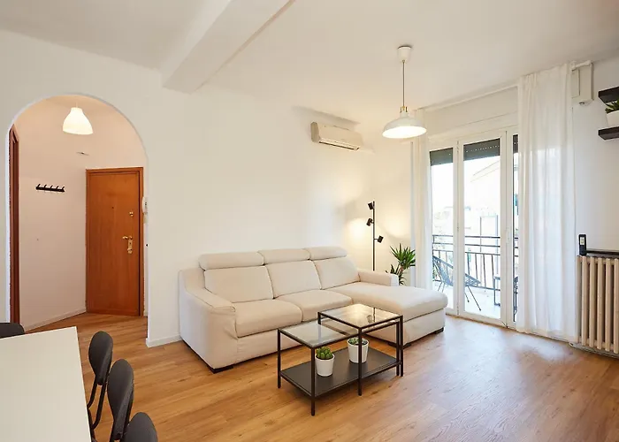 Family Friendly & Spacious W Balcony Metro *