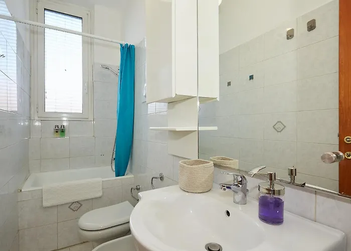 Family Friendly & Spacious W Balcony Metro Lejlighed