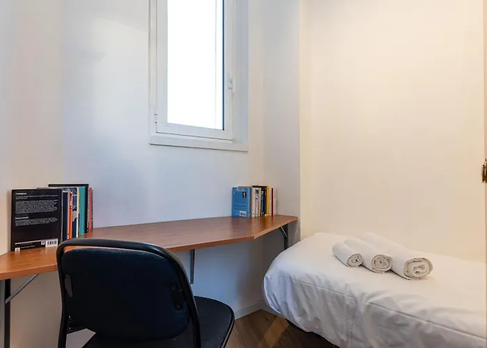 Family Friendly & Spacious W Balcony Metro *