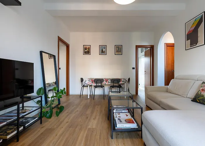 Family Friendly & Spacious W Balcony Metro