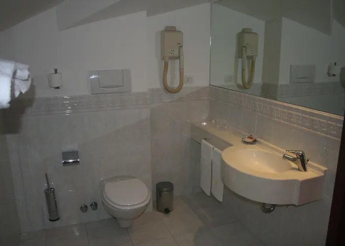Albert Hotel מלון