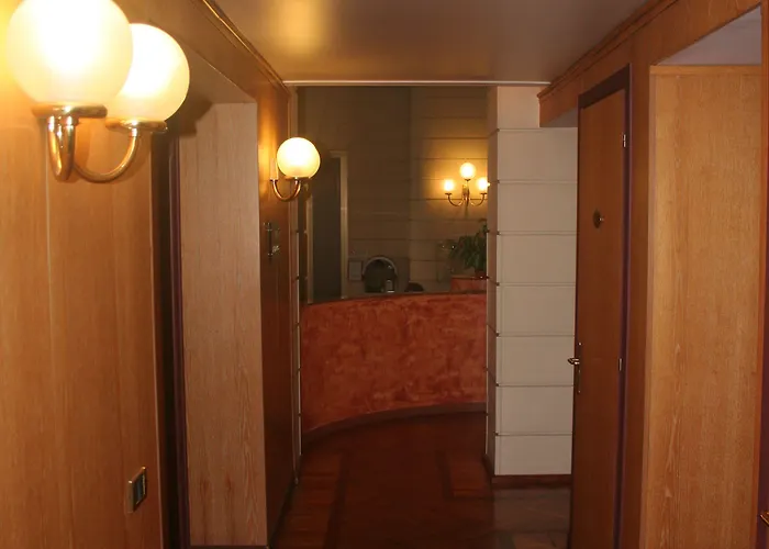 מלון Albert Hotel 3*
