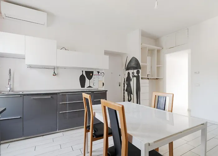 Guesthost - Spacious In Trenno מילאנו