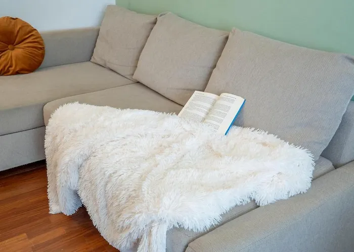 Duomo 10 Minutes Away Spacious 5 Pax Balcony Wifi Ac Apartment