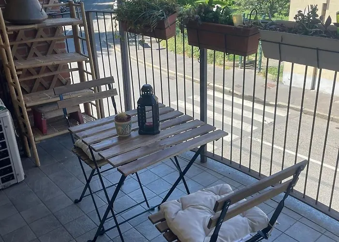 Elegant Retreat With Sunny Terrace & Excellent Metro Links *