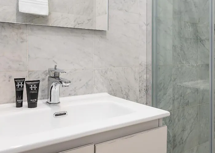 Strategic -fully Equipped, 5 Minutes From Station, M2, M3, Airport Shuttle Apartment Milan