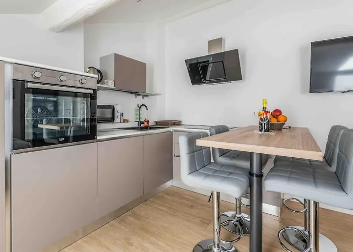 Heated Hydromassage Pool Station1' View Apartmán