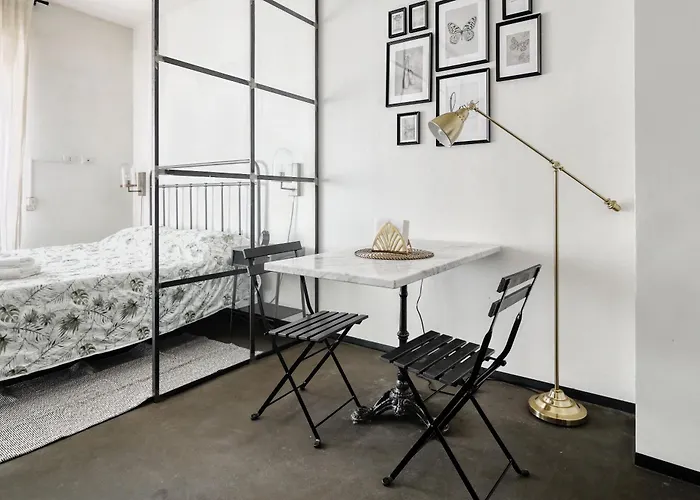 Apartment Minimal Chic Near