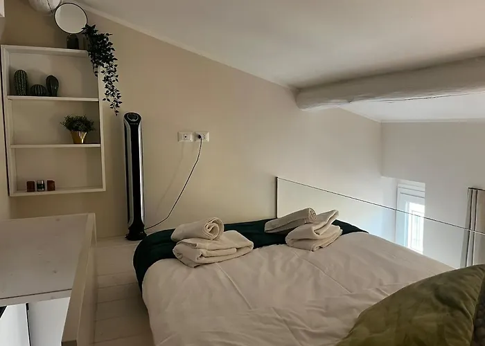 Charming Attic Loft - 5 Mins Station Apartman