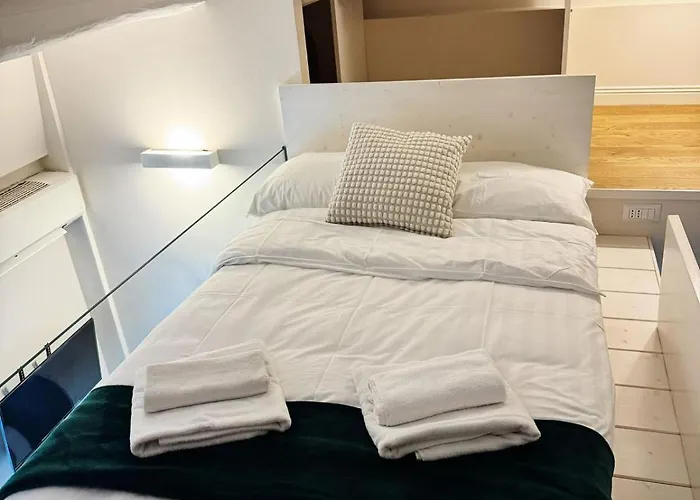 Charming Attic Loft - 5 Mins Station *