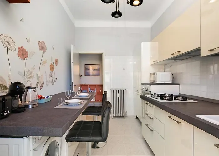 A Stone's Throw From - Balcony - Ac Daire *