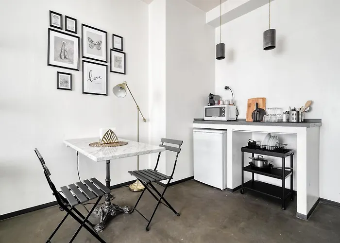 Minimal Chic Near Apartment *