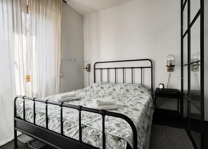 Apartment Minimal Chic Near