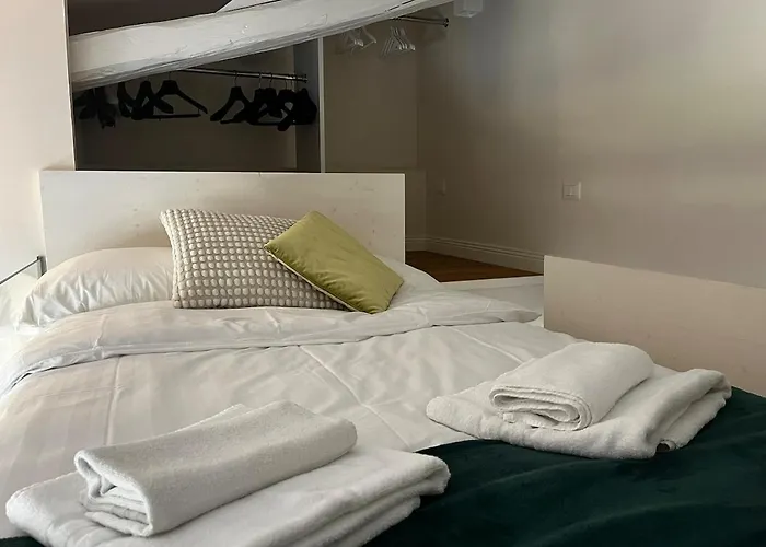 Charming Attic Loft - 5 Mins Station Apartman *