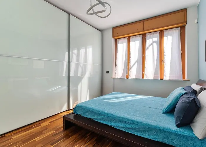 Elegant Retreat With Sunny Terrace & Excellent Metro Links Apartament *