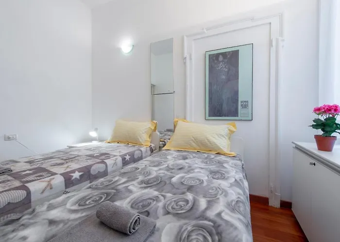 Stylish At Isola-garibaldi District - B Apartman *