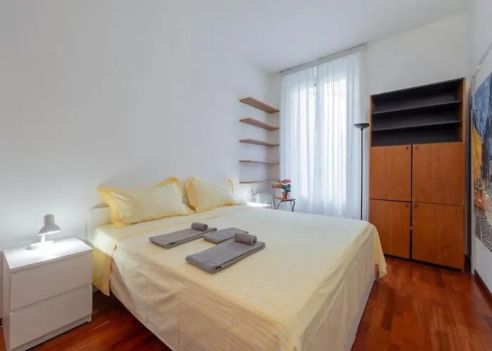 Stylish At Isola-garibaldi District - B