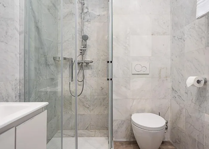 Strategic -fully Equipped, 5 Minutes From Station, M2, M3, Airport Shuttle Apartment *