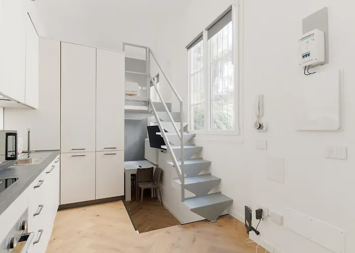 Guesthost - Brera Modern *