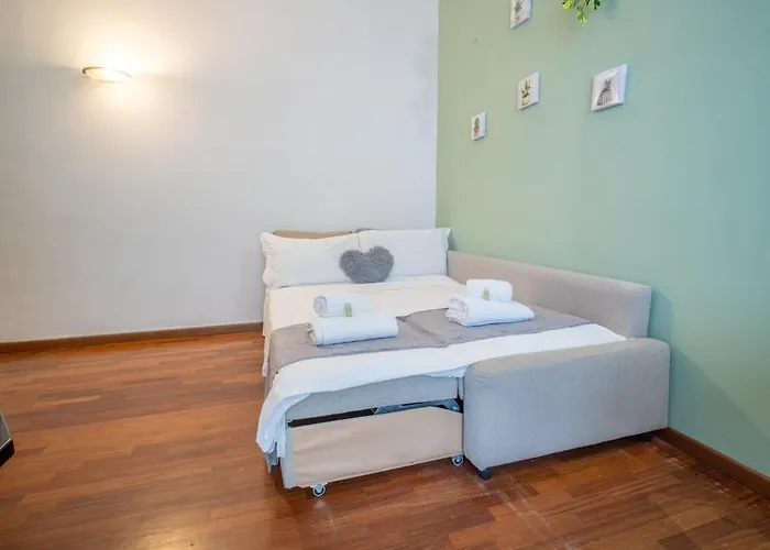 Duomo 10 Minutes Away Spacious 5 Pax Balcony Wifi Ac Apartment