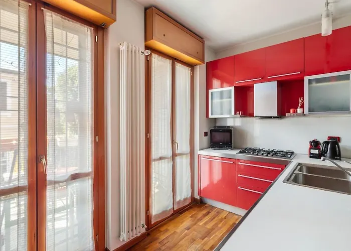 Elegant Retreat With Sunny Terrace & Excellent Metro Links Apartament *