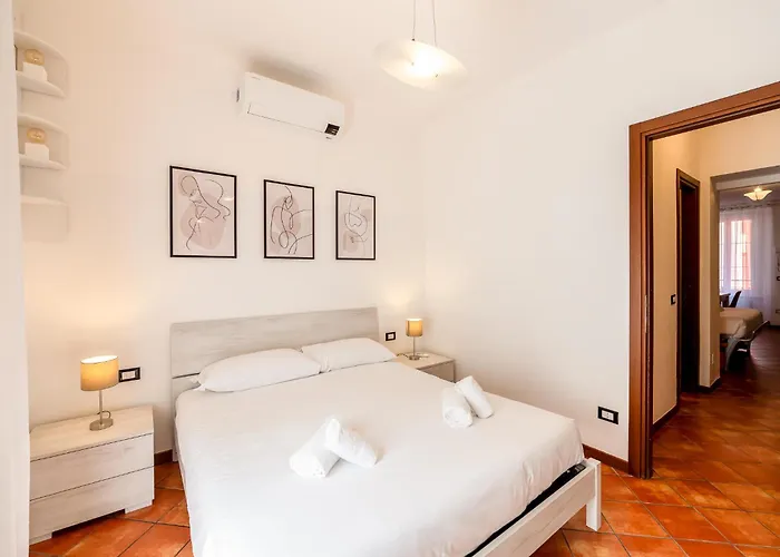 Spacious At 5 Min Walk From Station