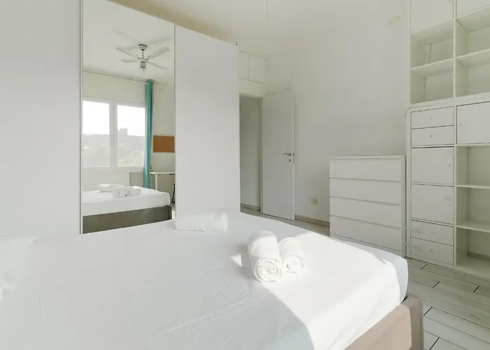 Guesthost - Spacious In Trenno *