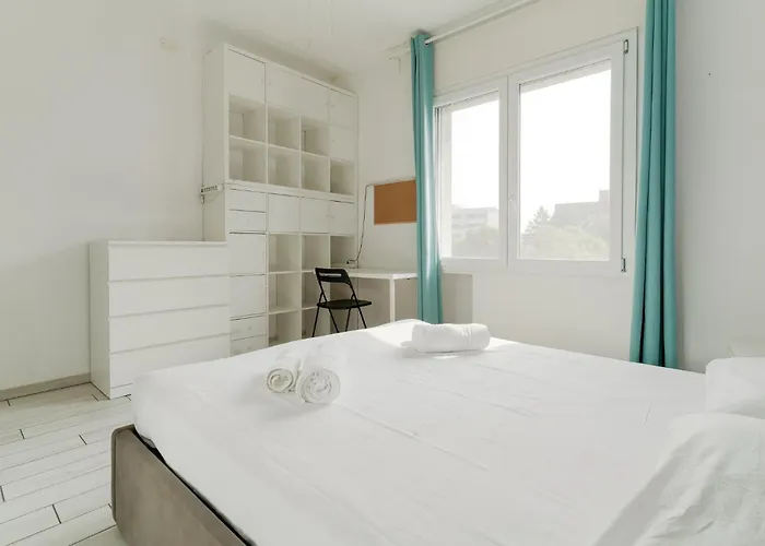 Guesthost - Spacious In Trenno דירה