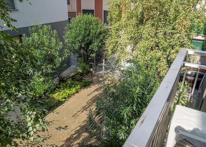 Duomo 10 Minutes Away Spacious 5 Pax Balcony Wifi Ac Apartment *