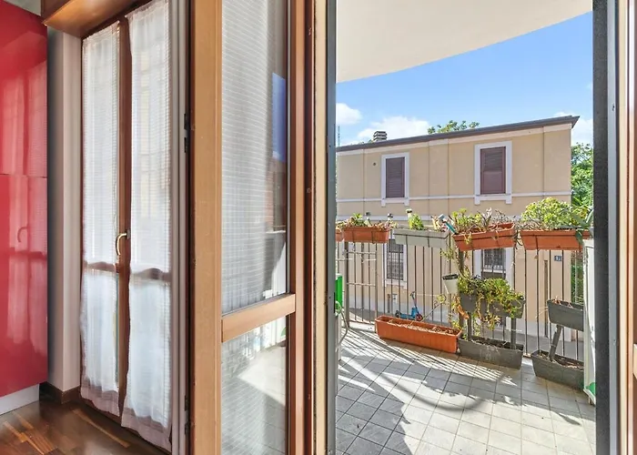 Apartament Elegant Retreat With Sunny Terrace & Excellent Metro Links *