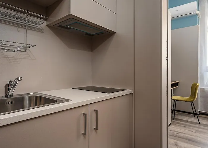 Strategic -fully Equipped, 5 Minutes From Station, M2, M3, Airport Shuttle Apartment Milan