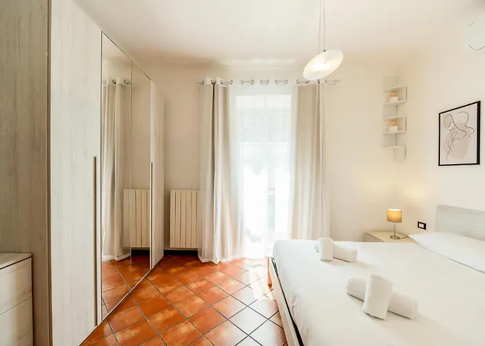 Spacious At 5 Min Walk From Station Apartamento