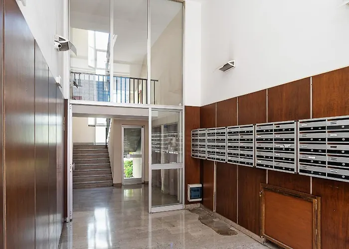 Strategic -fully Equipped, 5 Minutes From Station, M2, M3, Airport Shuttle Apartment