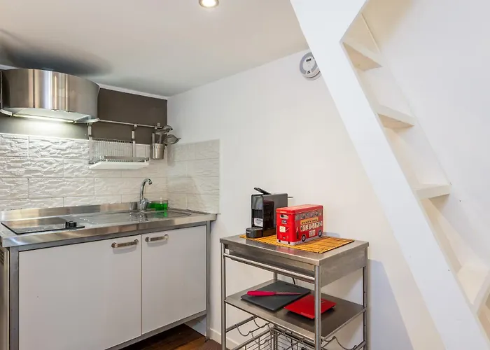 Cozy Near The Arch Of Peace