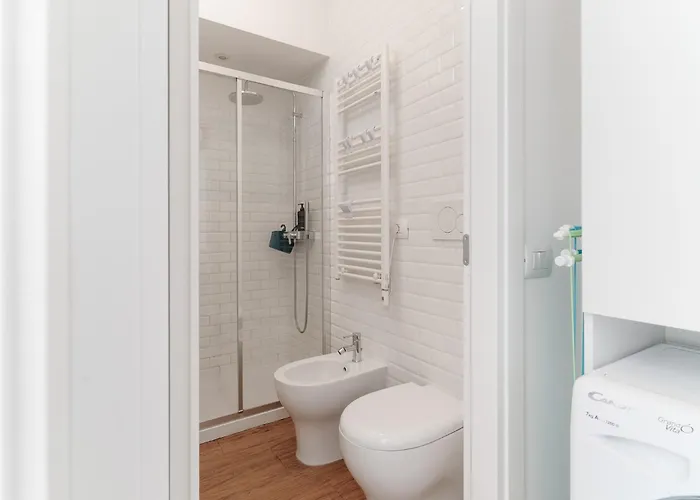 Guesthost - M2 Sant'agostino Bright * Milano