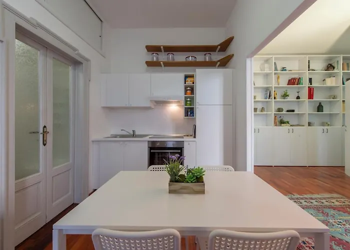 Stylish At Isola-garibaldi District - B Apartman *