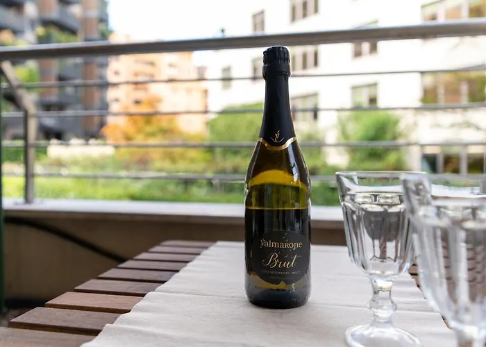 Elegant With Terrace In Life Daire Milano