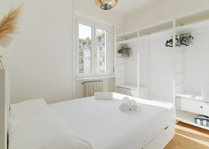 Guesthost - M2 Sant'agostino Bright * Milano