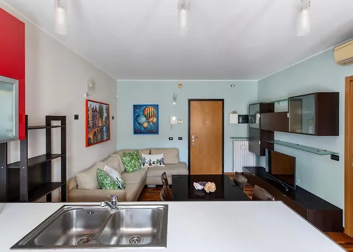 Elegant Retreat With Sunny Terrace & Excellent Metro Links Apartament