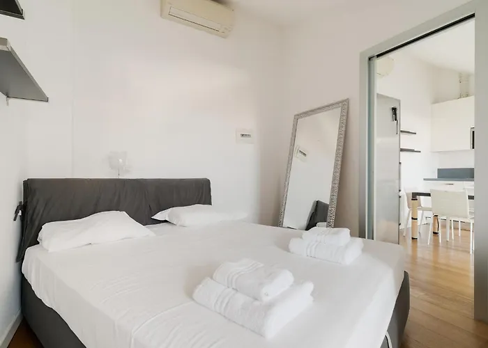 Guesthost - Darsena Bright