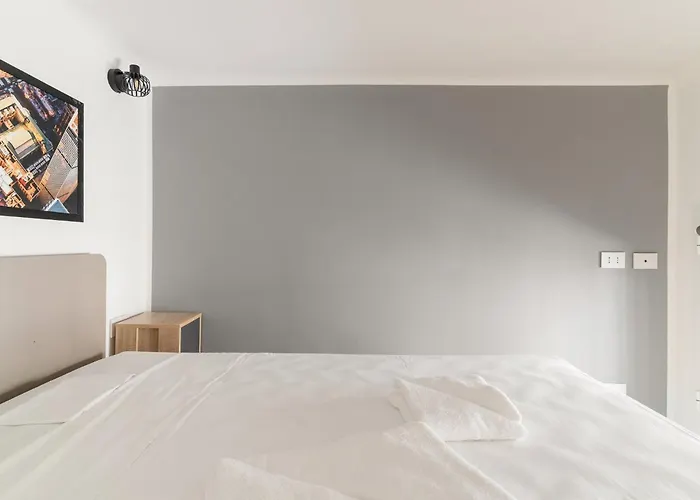 Guesthost - Brera Modern