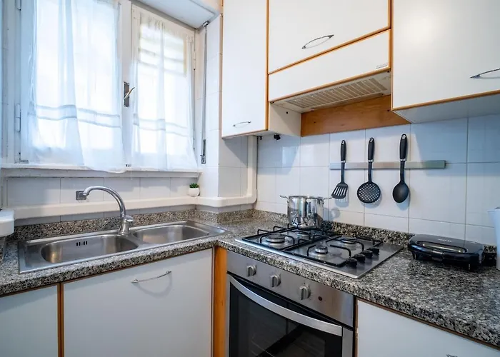 Duomo 10 Minutes Away Spacious 5 Pax Balcony Wifi Ac Apartment